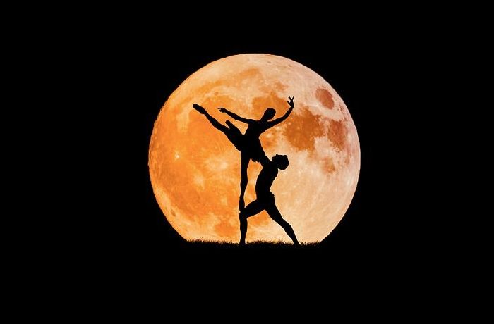 Ερωτικό της αυγουστιάτικης σελήνης- ΗΛΙΑΣ ΚΕΦΑΛΑΣ